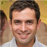 Privater Mathelehrer bietet Nachhilfeunterricht zur Verbesserung deiner Problemlösungskompetenz.