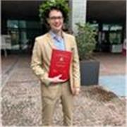Studente di nutrizione umana (con laurea triennale in biotecnologie) impartisce lezioni di biologia e chimica a liceali e uni