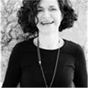 appassionata di comunicazione e di trasmettere la bellezza dell'imparare la storia, attraverso i lavori manuali e il disegno