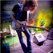 Davide Papaleo impartisce lezioni private di chitarra elettrica per adulti e bambini