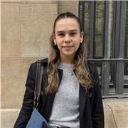 Soy estudiante de fp online por lo que tengo un horario abierto, y estoy sacándome el C1 y puedo dar clases de inglés y otras