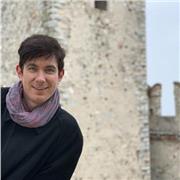 Sono un insegnante di inglese britannico che vive a Roma. Ho la certificazione CELTA e oltre 7 anni di esperienza