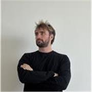 Ciao! Sono un graphic designer con una formazione triennale presso lo IED e 8 anni di esperienza professionale, maturata tra agenz