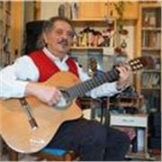 Musicista con lunga esperienza impartisce lezioni individuali di chitarra per principianti. Programma didattico individualizzato. Lezione di un'ora € 20 a lez
