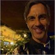 Sono un giornalista, aiuterò i vostri figli a imparare e a giocare con la nostra lingua, l’italiano. 