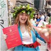 Laureata in lingue e letteratura impartisce lezioni a studenti e studentesse di medie e superiori