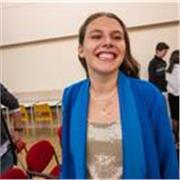 Sono laureata in design e comunicazione del prodotto con un diploma in grafica. Insegno design grafico e le lezioni sono online 