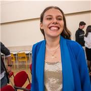 Sono laureata in design e comunicazione del prodotto con un diploma in grafica. Insegno design grafico e le lezioni sono online