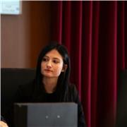 Laureata in Giurisprudenza e abilitata alla professione d'avvocato, impartisce lezioni di italiano per stranieri, diritto per ragazzi del liceo e diritto civile per studenti universitari