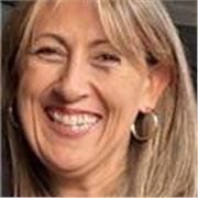 Formadora en habilidades profesionales como comunicación, liderazgo y gestión de equipos para jóvenes profesionales 