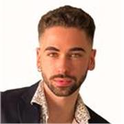 Soy Emerald Buxó, pianista y compositor formado en el Conservatorio del Liceu y en la ESMUC, con experiencia docente y escénica, 