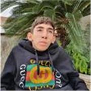 Studente universitario, diplomato presso liceo scientifico, impartisce lezioni di varie materie a alunni di medie e superiori
