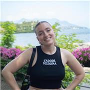 Ragazza francese espatriata in Italia insegna la sua lingua ai principianti