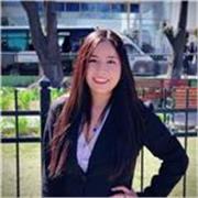 Profesora de inglés imparte clases a niños y adolescentes de todas las edades