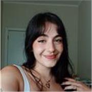 Titulada en Historia del Arte, apasionada por este campo concreto, así como la historia, geografía y literatura. 