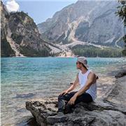 Insegnante di professione di Lettere laureato in Storia impartisce lezioni a studenti di scuole di ogni ordine e grado