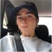 Chica joven cuida y enseña diversas asignaturas a niños y niñas de todas las edades