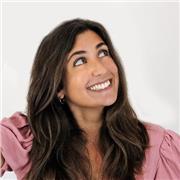 Tutor esperta in arte, design e montaggio video, con esperienza professionale, offre lezioni private per studenti e appassionati