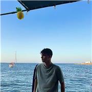 Studente universitario impartisce lezioni di matematica e fisica attraverso metodi coinvolgenti e alternativi