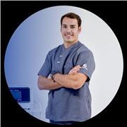 Graduado en Fisioterapia y Ciencias de la Actividad Física y del Deporte, especialista en Readaptación Deportiva.