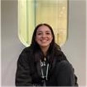 Profesora de inglés imparte clases a niños de todas las edades