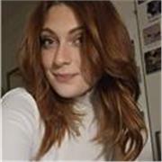 Studentessa universitaria impartisce lezioni di spagnolo per scuole superiori e medie