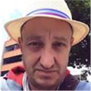 anglais francophone enseignant l'anglais des affaires. French-speaking english tutor teaching business English to French clients
