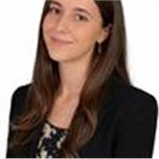 Studentessa universitaria offre aiuto compiti efficace e paziente