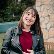 Profesora titulada en periodismo y turismo da clases en geografía e historia, lengua y literatura. 