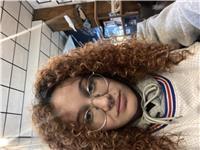 Chica joven imparte clases para informática básica (utilizar google, email, documentos, excell…)