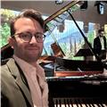 Pianista professionista impartisce lezioni di pianoforte moderno