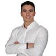 Profesor de matemáticas y física, graduado en arquitectura y actualmente estudiante de máster. Para dar clases por las tardes
