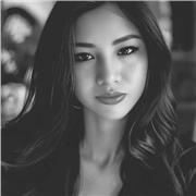 Profesora de portugués enseñanza a niños de todas las edades