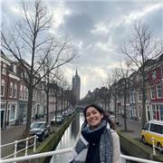 Profesora de Inglés da clases a niños, niñas y jóvenes