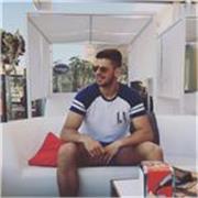 Soy entrenador personal con más de 8 años ayudando a personas a alcanzar sus objetivos