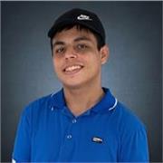 Profesor de apoyo escolar enfocado en enseñanza de matemáticas básicas