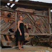 Laureata in lingue e letterature straniere e docente di spagnolo alle medie. Impartisce lezioni a ragazzi di medie e superiori