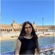Studentessa universitaria di storia disponibile per aiuto compiti