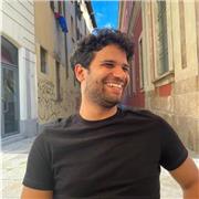 Insegnante di materie umanistiche, laureando in archeologia classica