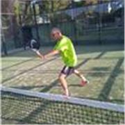 Profesor con título oficial federación catalana de tennis Catalunya ROPEC, nivel de padel 2 para iniciación o amateur. Si quieres