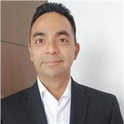 Maestro de baile de salón imparte clases desde cero a todas aquellas personas que deseen aprender a bailar y no quedarse sentados en las fiestas