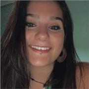 Profesora imparte clases a niños/as