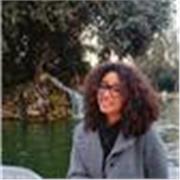 Studentessa universitaria di lingue impartisce lezioni di italiano ad adulti di origine straniera