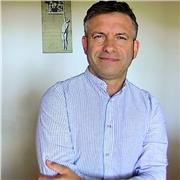 Insegnante bilingue laureato in Galles (UK) offre lezioni personalizzate, adatte ad ogni livello e fascia d'etá