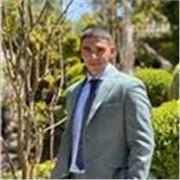 Profesor de pádel imparte clases a cualquier edades