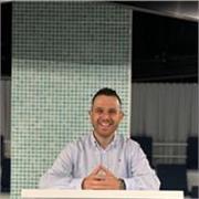 Profesor con experiencia en el análisis de datos. 