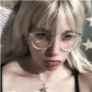 Me defino como una persona apasionada por la enseñanza y la tecnología, con muchas ganas de compartir lo que sé de forma cercana