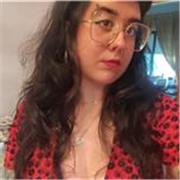 Joven profesora de inglés imparte clases particulares a todas las edades