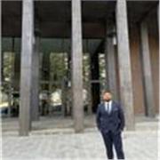 Giovane laureato in giurisprudenza e abilitato alla professione forense, offre lezioni di diritto con competenza e passione. Con una solida formazione accademica, è pronto a condividere la sua conoscenza e a guidarti nella comprensione degli intricati asp