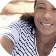 Profesora de Biologia, imparte clases dinámicas y brinda folletos para la concreción del contenido